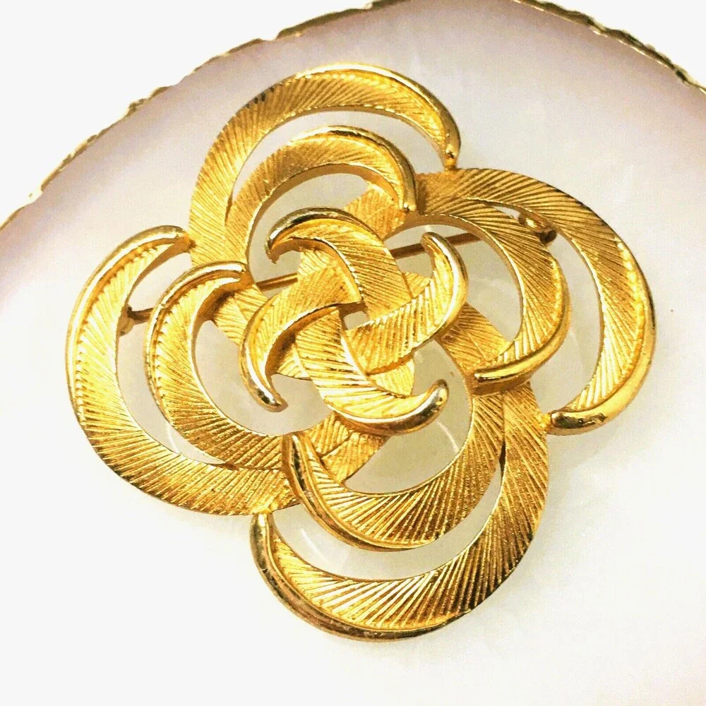 Vintage Trifari Signed Lovers Knot Brooch Pin Brushed Gold Plated Celtic Knot